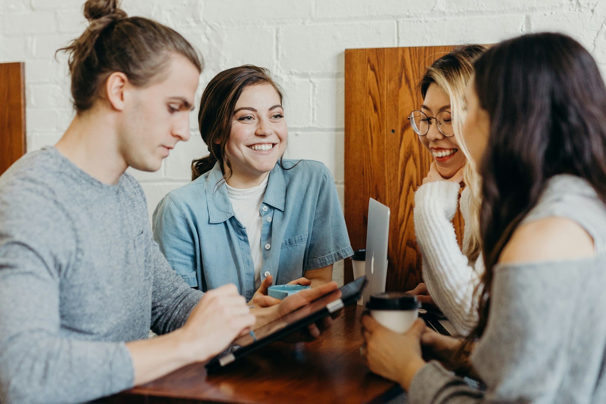 Mensen in gesprek aan tafel